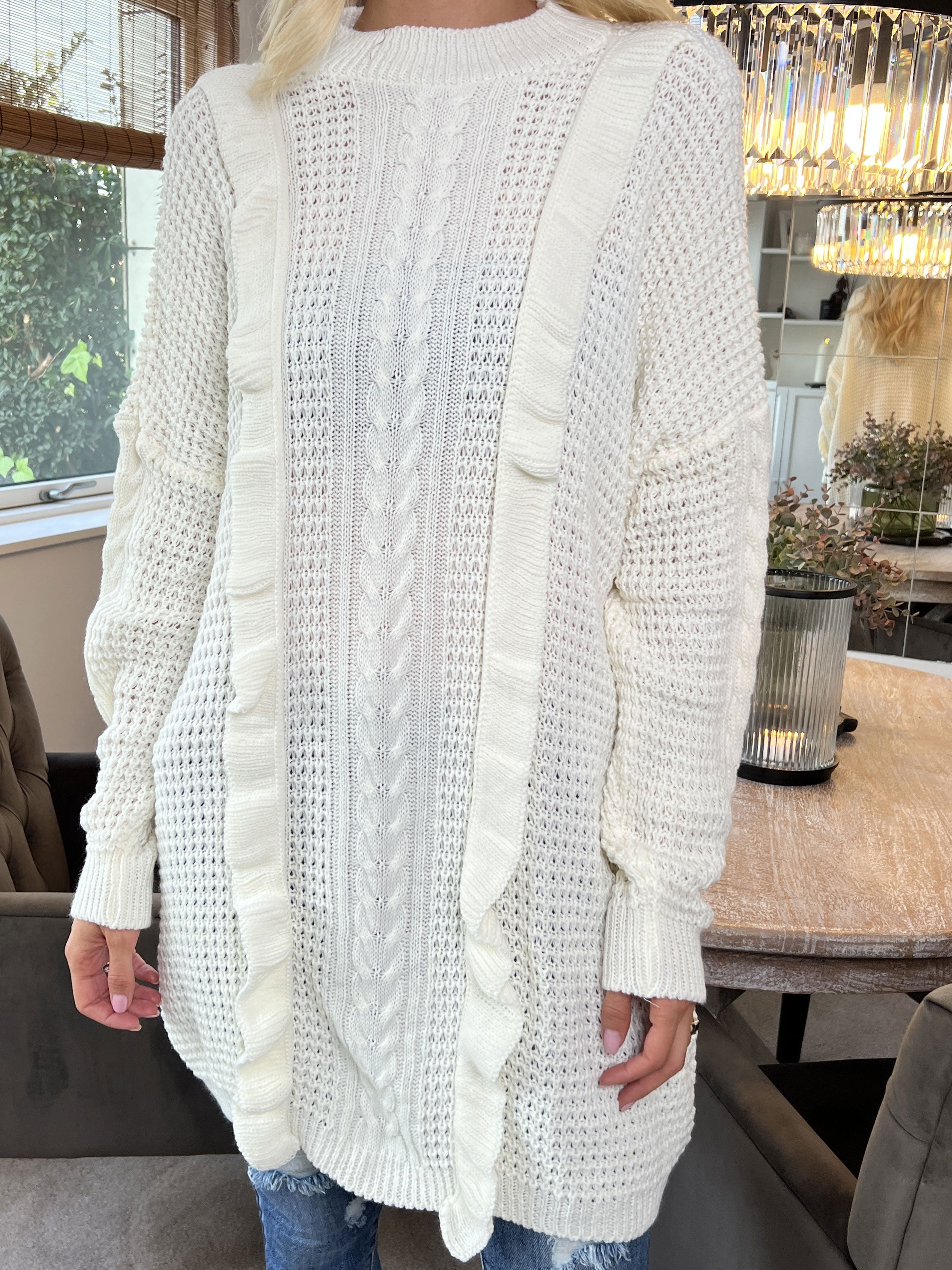 Lalisa - Söt stickad klänning med kabelstickning och volanger